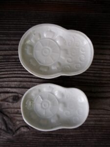 古伊万里白磁三つ脚豆皿