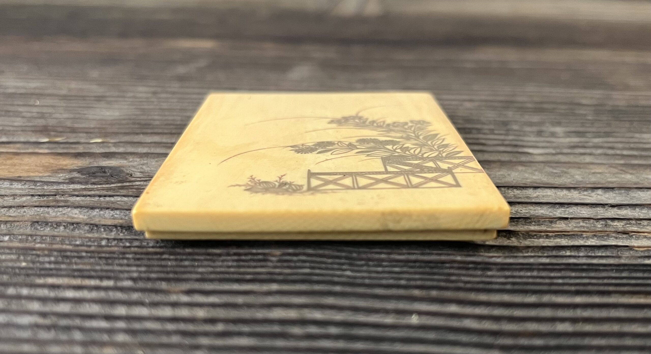 象牙秋草蒔絵小蓋物