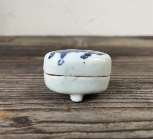 染付葛籠牛香合
