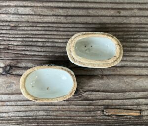 染付葛籠牛香合