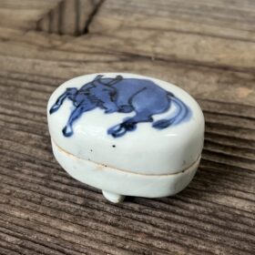 染付葛籠牛香合