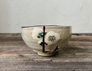 初代真葛香山作　槍梅畫茶碗依乾山意