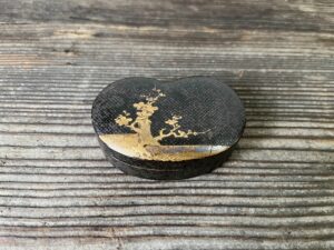 時代梅樹蒔絵団扇形香合