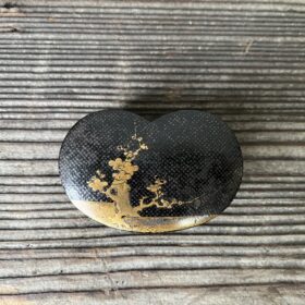 時代団扇形梅蒔絵香合