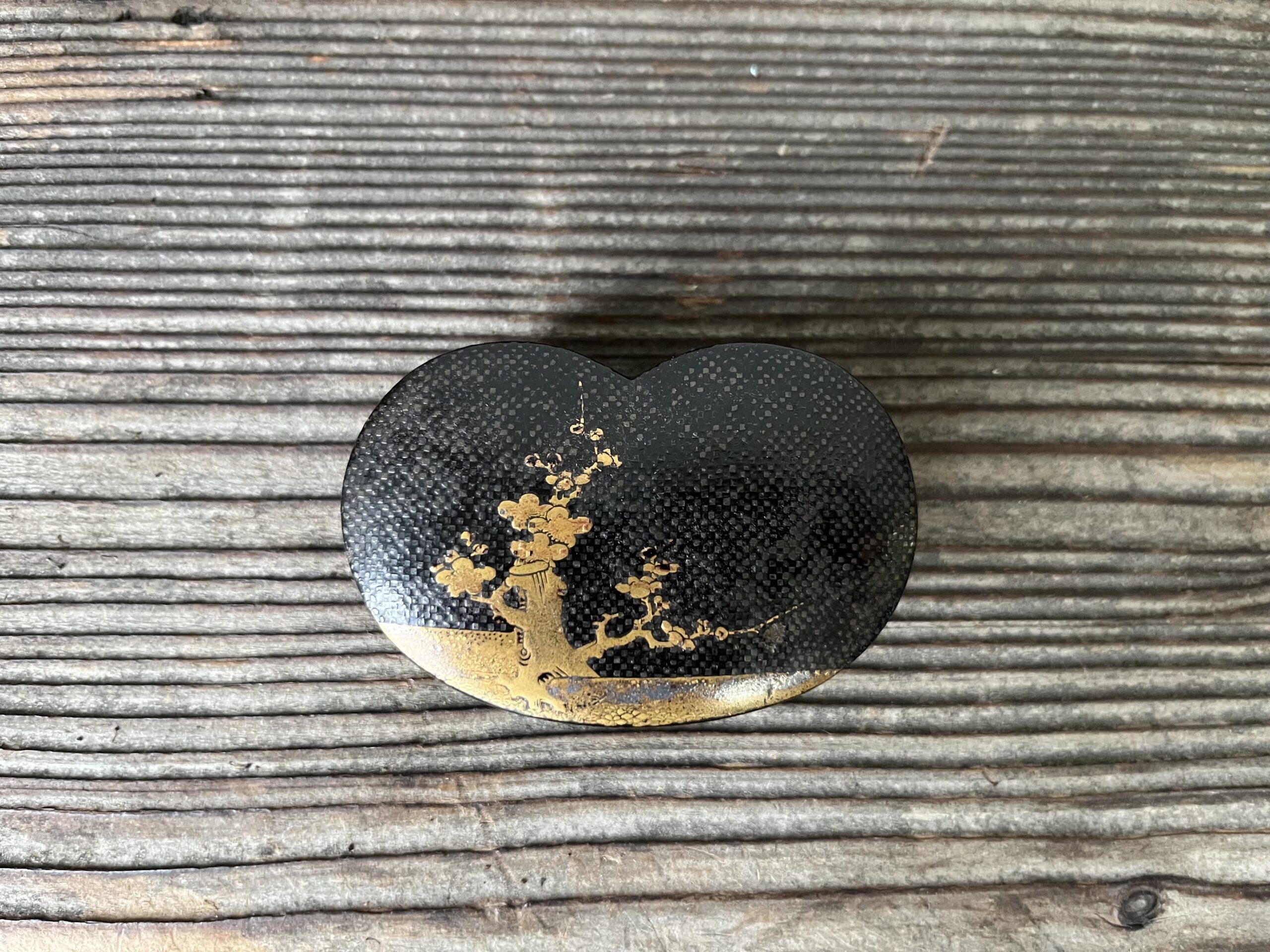 時代団扇形梅蒔絵香合